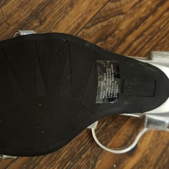 Kenneth Cole Heels Sandals Silver size 7 - Picture 6 of 8